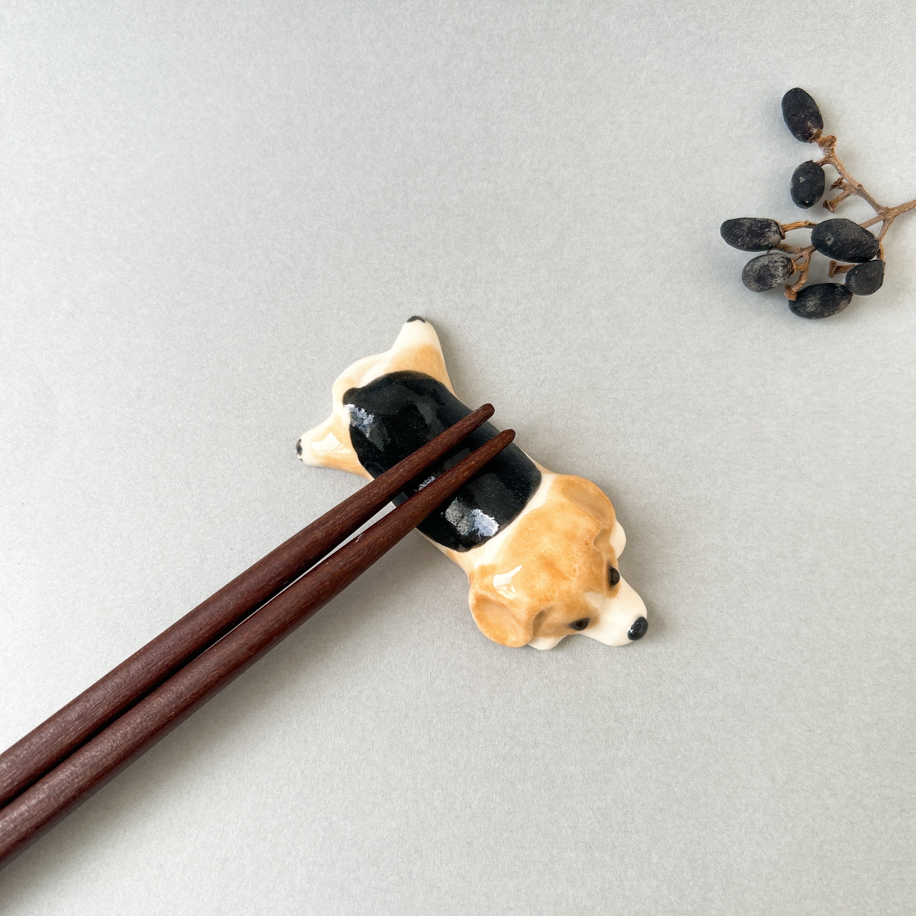 ビーグル犬の箸置き（伏せ寝） | 陶器のことり
