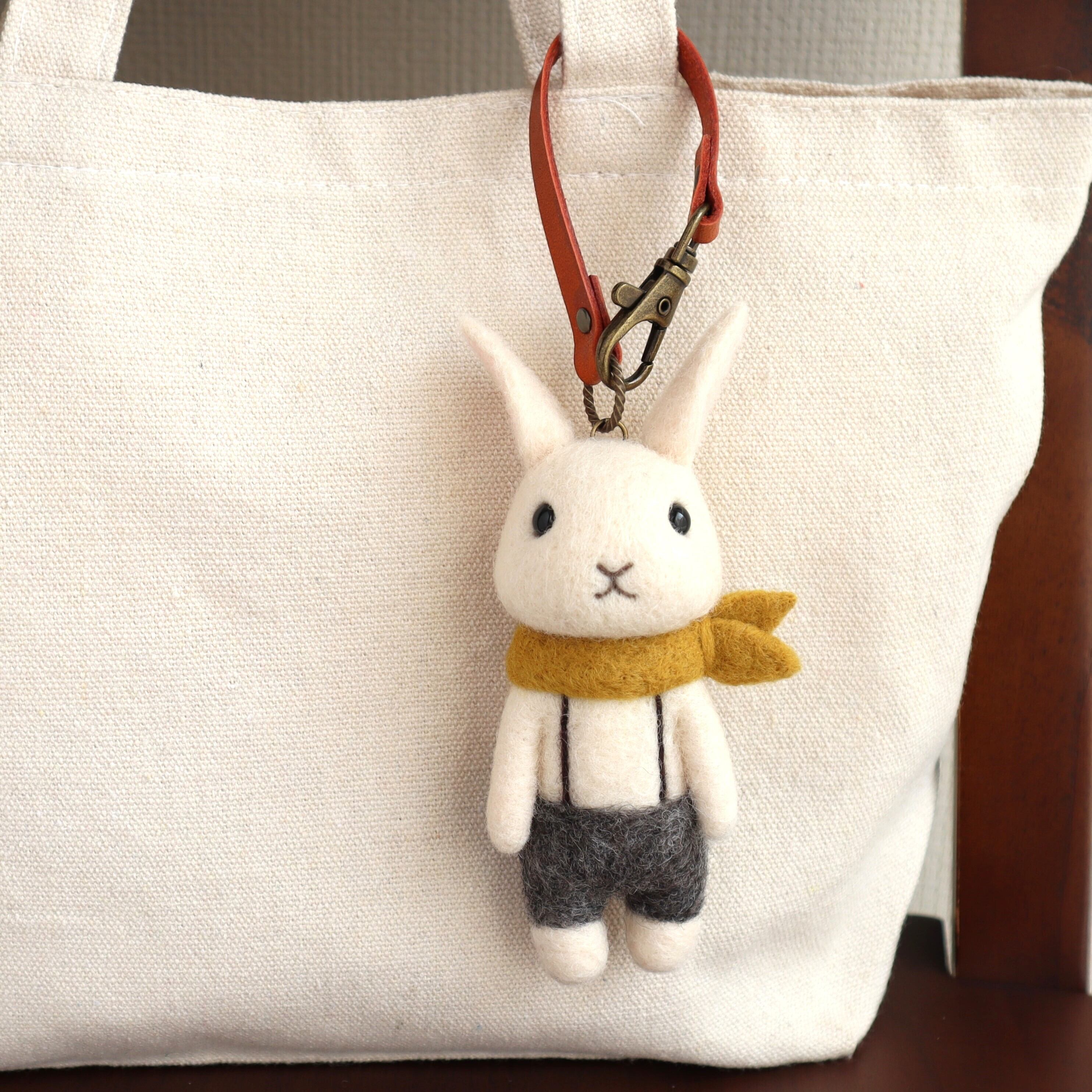 【エレガントなうさぎのフェルト製 /キャメル系】HERMES ハット 羊毛フェルトバッグチャーム ウサギ ホワイト(つりズボン