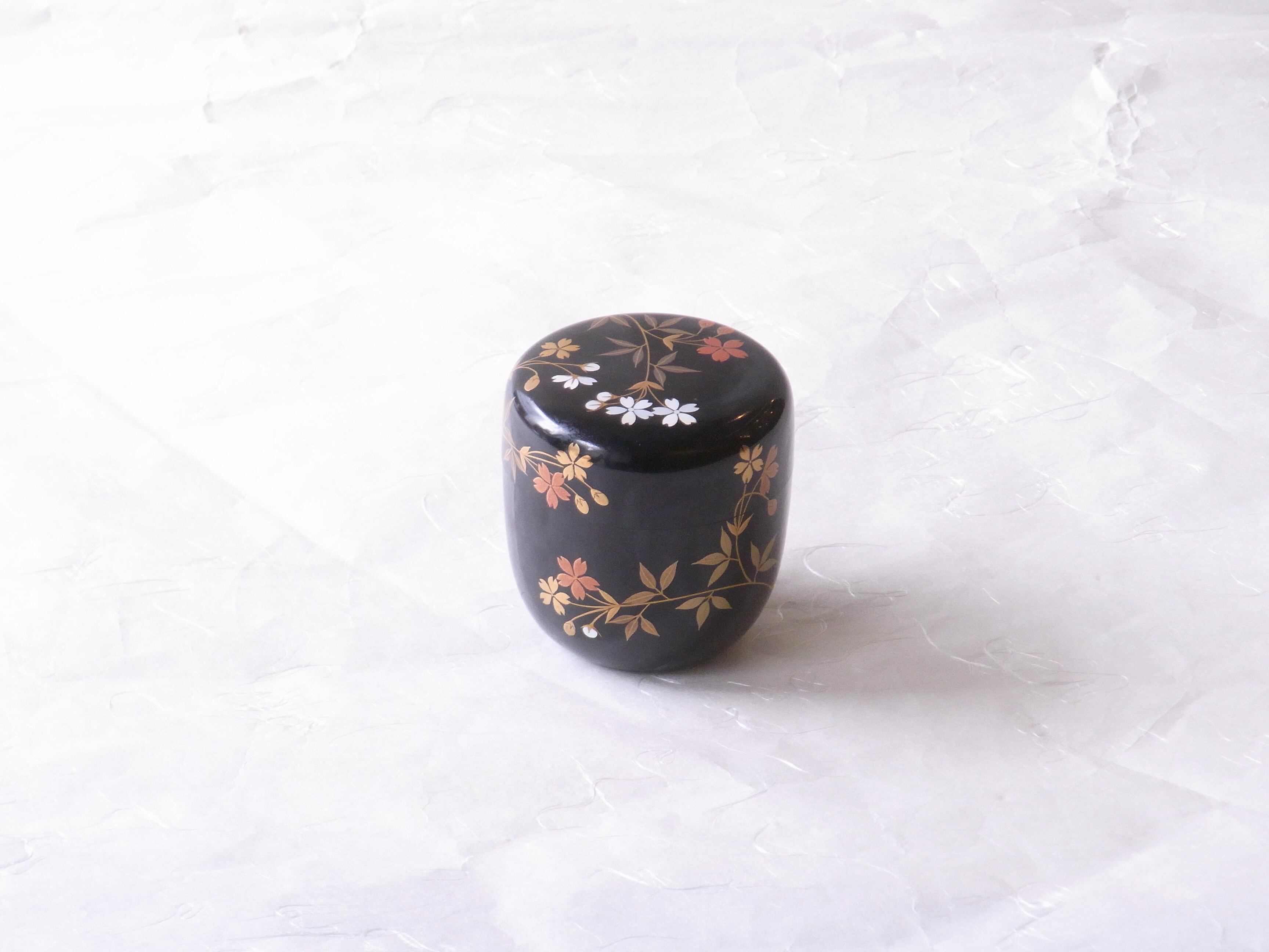 桜草.白.中棗　貝入り　加賀蒔絵師田中宗凌作 加賀 蒔絵師 田中宗凌 作 唐松 大棗 内銀地 螺鈿 茶道具 | 新栄堂