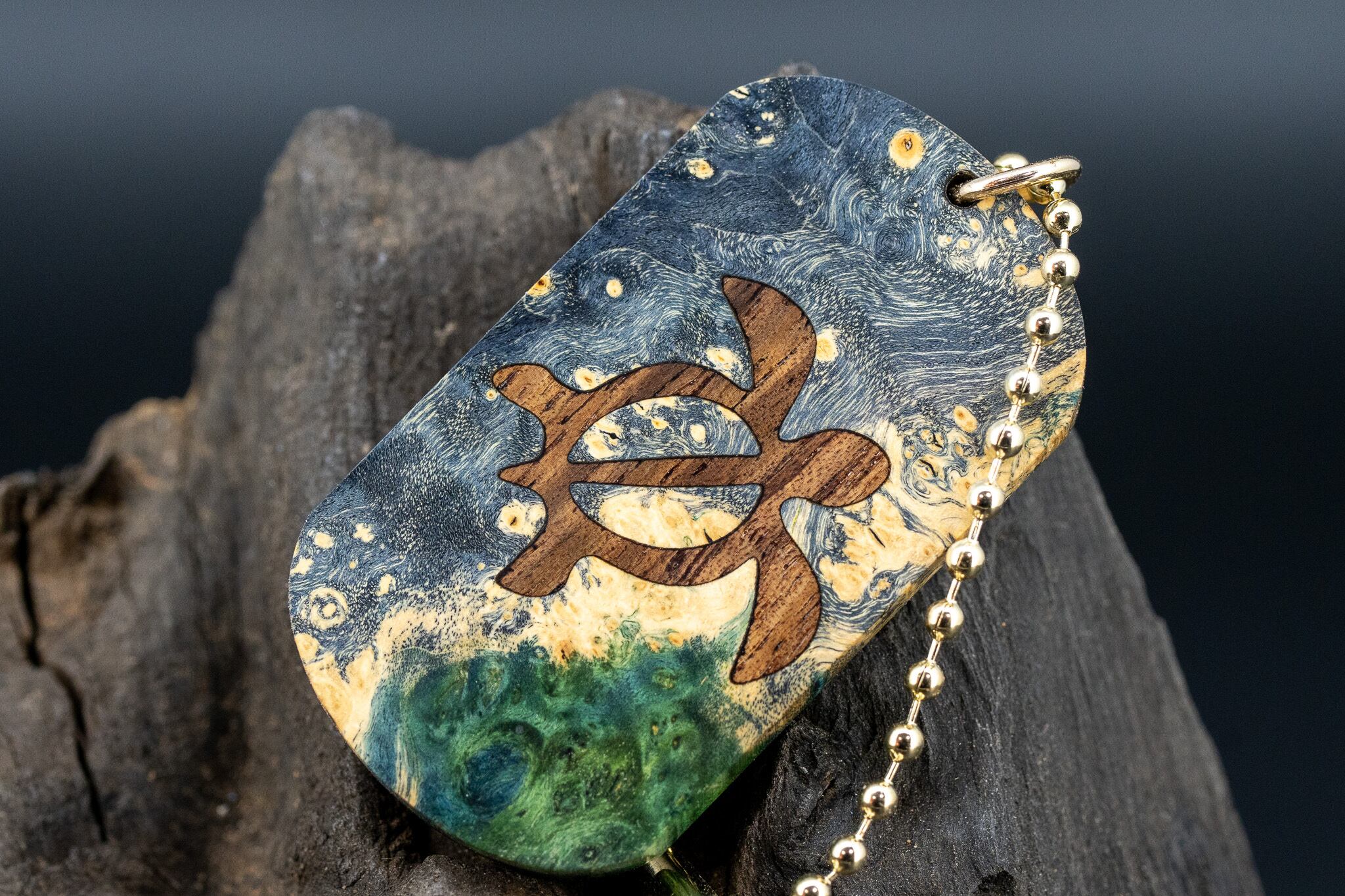 【カナダの象徴】ハードメープル瘤 スタビライズウッド ドッグタグ 象嵌 浅瀬で泳ぐウミガメ