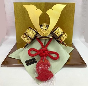 【山本人形オリジナル】10号兜　竹雀之兜　純金箔押し　富久紗・正絹一越　セット（飾台・金屏風付き）