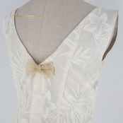 フラダンス 衣装 ワンピース ドレス ホワイト系 ワンカラー ノースリーブ パール リボン プルメリア柄 シンプル かわいい 華やか 上品 高級感 明るい 白 ハワイアン アロハ ハワイアンプリント フラ ダンス レッスン 練習 おしゃれ