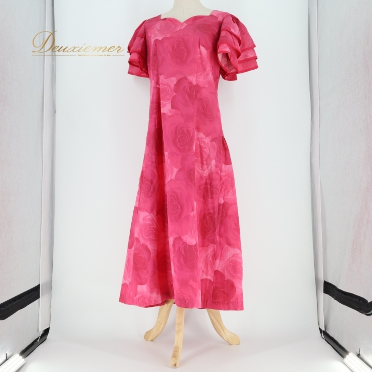 フラダンス 衣装 ワンピース ドレス ピンク系 バラ柄 ロケラニ 花柄 フラワープリント ハワイアンプリント アロハ フラ ダンス レッスン 練習 フレアスカート 華やか 鮮やか かわいい おしゃれ 上品 半袖 おしゃれ袖 フリル リゾート パーティー フェミニン カジュアル かわいいドレス フラスタイル