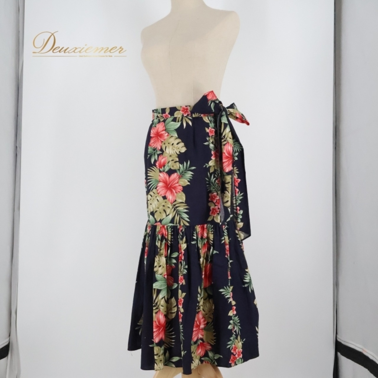 フラダンス 衣装 スカート ネイビー系 ハワイアンプリント ハイビスカス柄 アロハ レッスン 練習 フラ ダンス 花柄 フラワープリント シングル リボン かわいい おしゃれ 上品 大人っぽい フレア レッド系 グリーン系 紺 赤 緑 黄緑 フラ ダンス 華やか 鮮やか フラダンス スカート スタイリッシュ トロピカル フラ プリンセス フェミニン シルエット リボンデザイン レディース