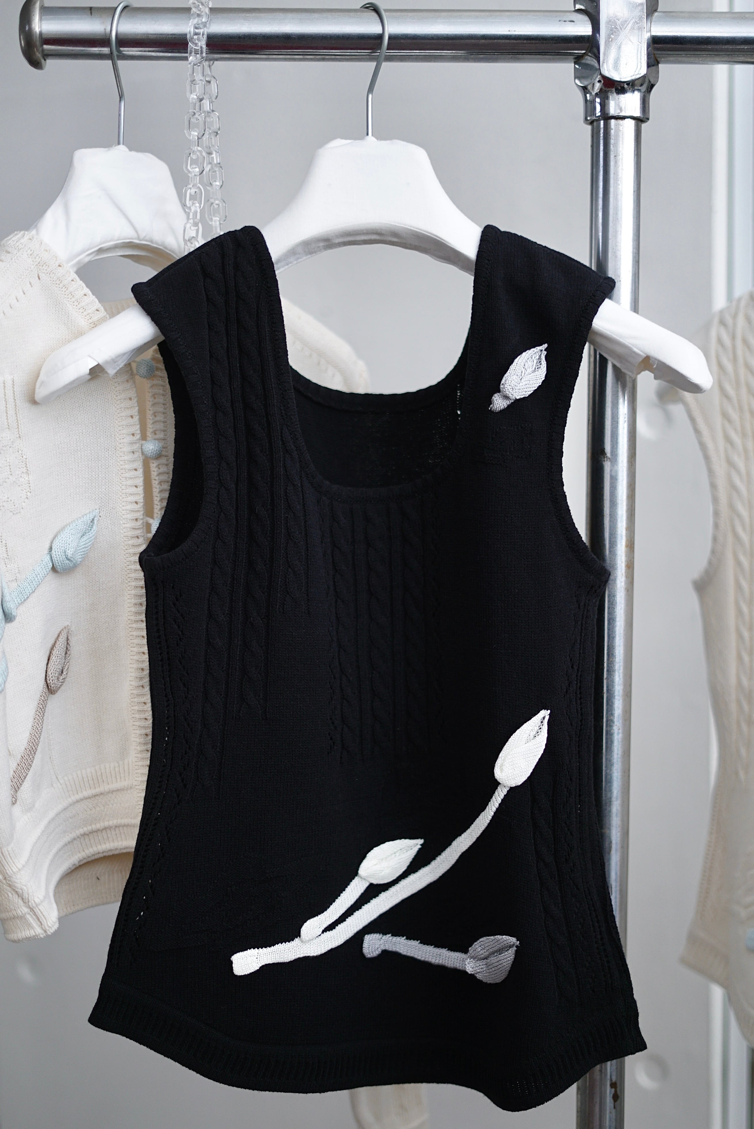 Mame Kurogouchi / 3D Floral motif Sleeveless Knit Top (BLACK, ECRU