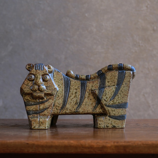 こちらを見つめる、ずっしりとした陶器のトラ