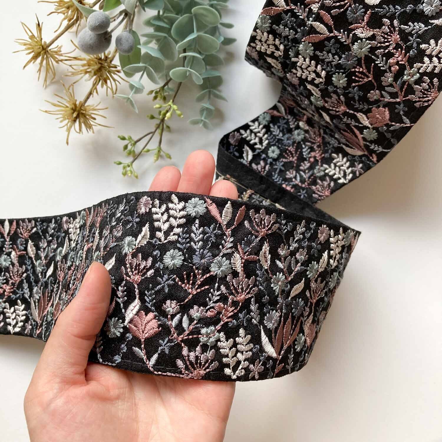 草花模様の太幅インド刺繍リボン（黒地/50cm〜） | Dua-アクセサリー
