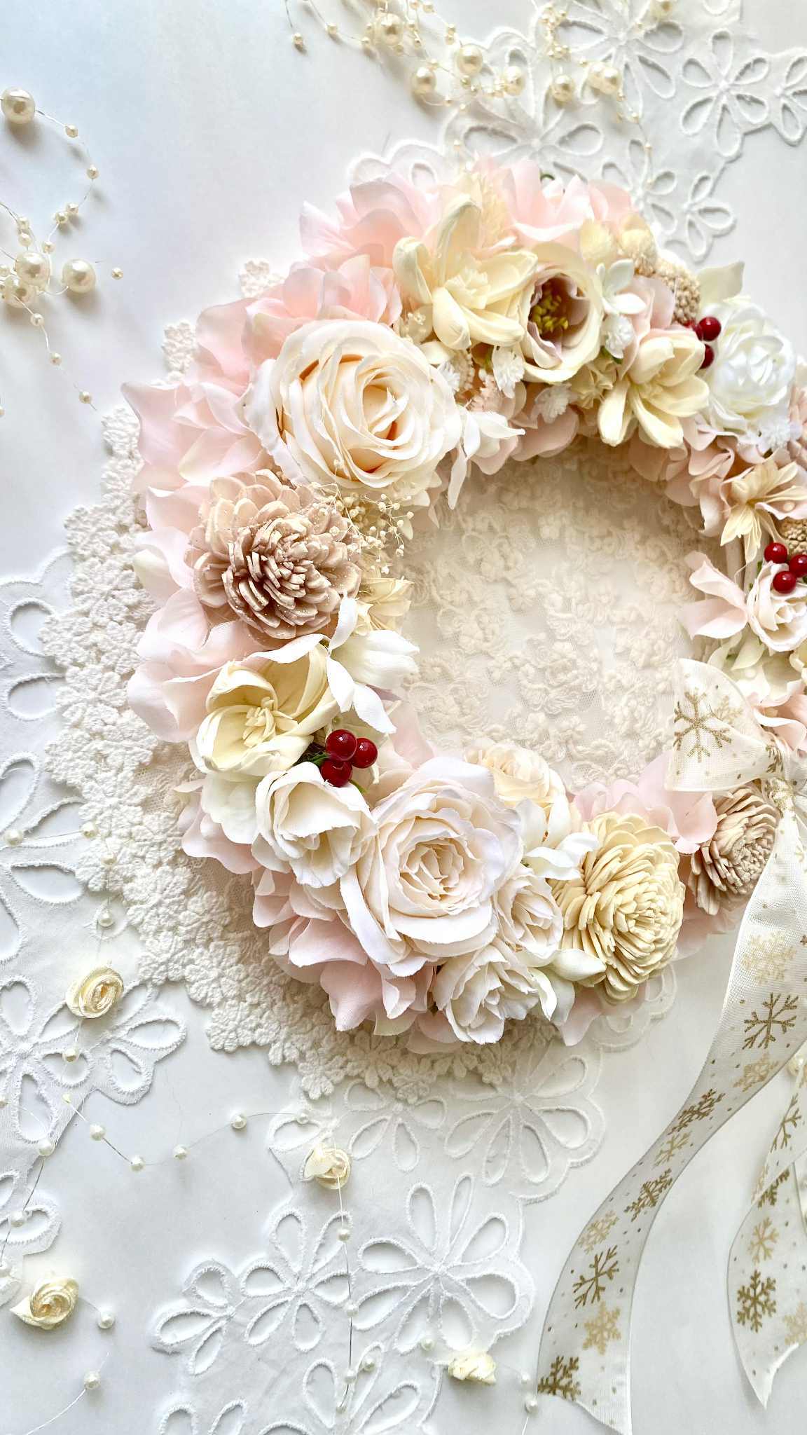 【WR-005】サーモンピンクのやさしいクリスマスリース｜雪の結晶リボン付き・アイボリー×ドライフラワー・壁掛け/インテリア・贈り物におすすめ