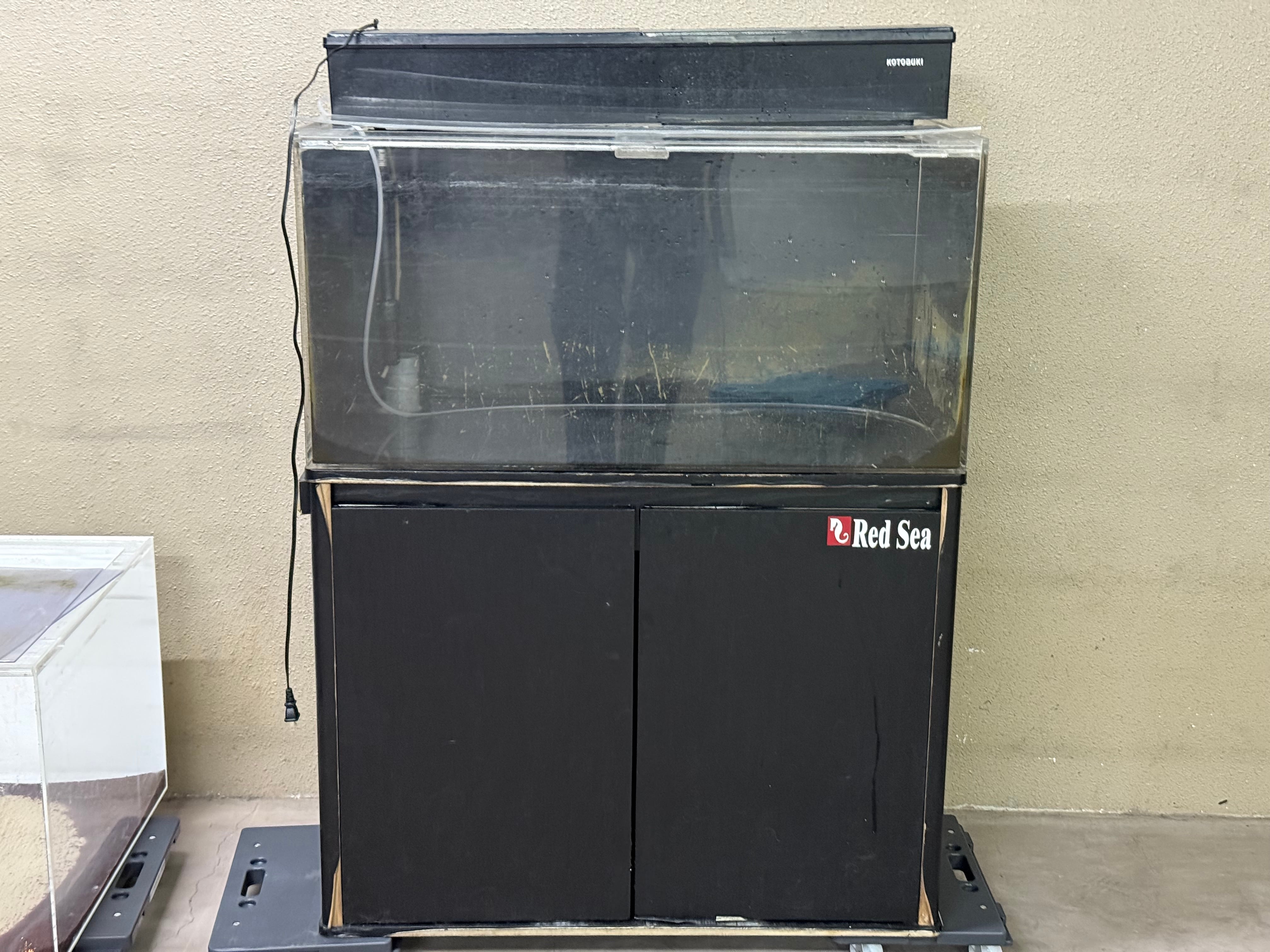 【引取限定】水槽 900×450 中古品【小倉南区葛原東】 こんにちは！ノーザンみしまです！ . . 中古アクリル水槽 900×450×450