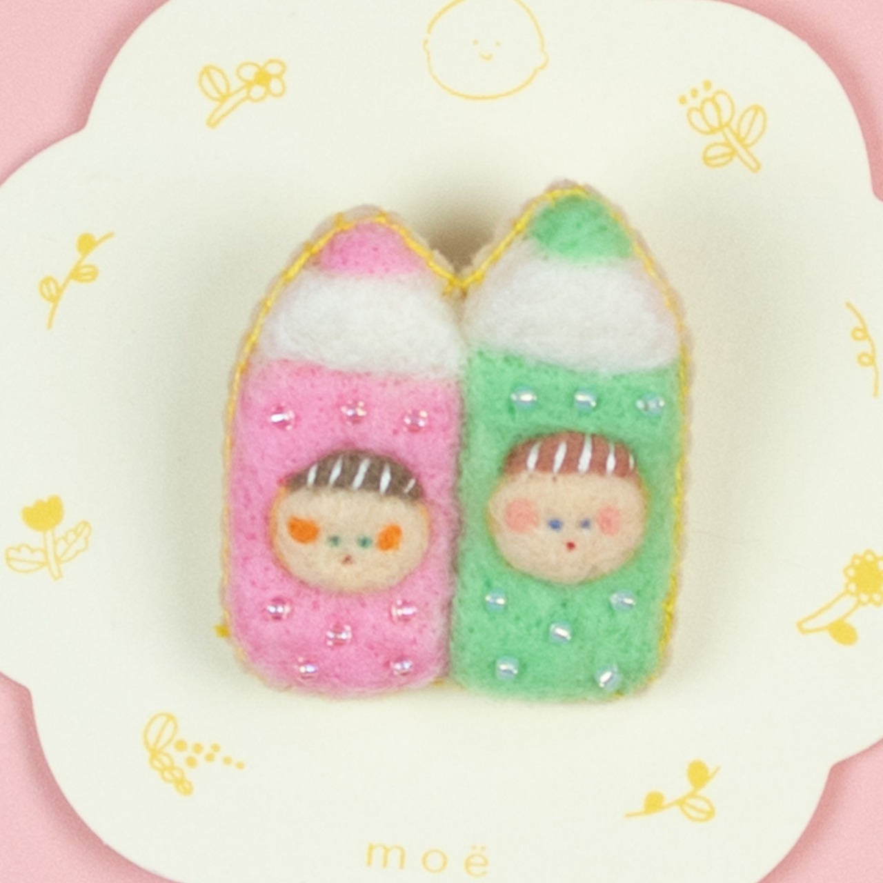 < moë > ２色の色えんぴつちゃん brooch