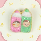 < moë > ２色の色えんぴつちゃん brooch