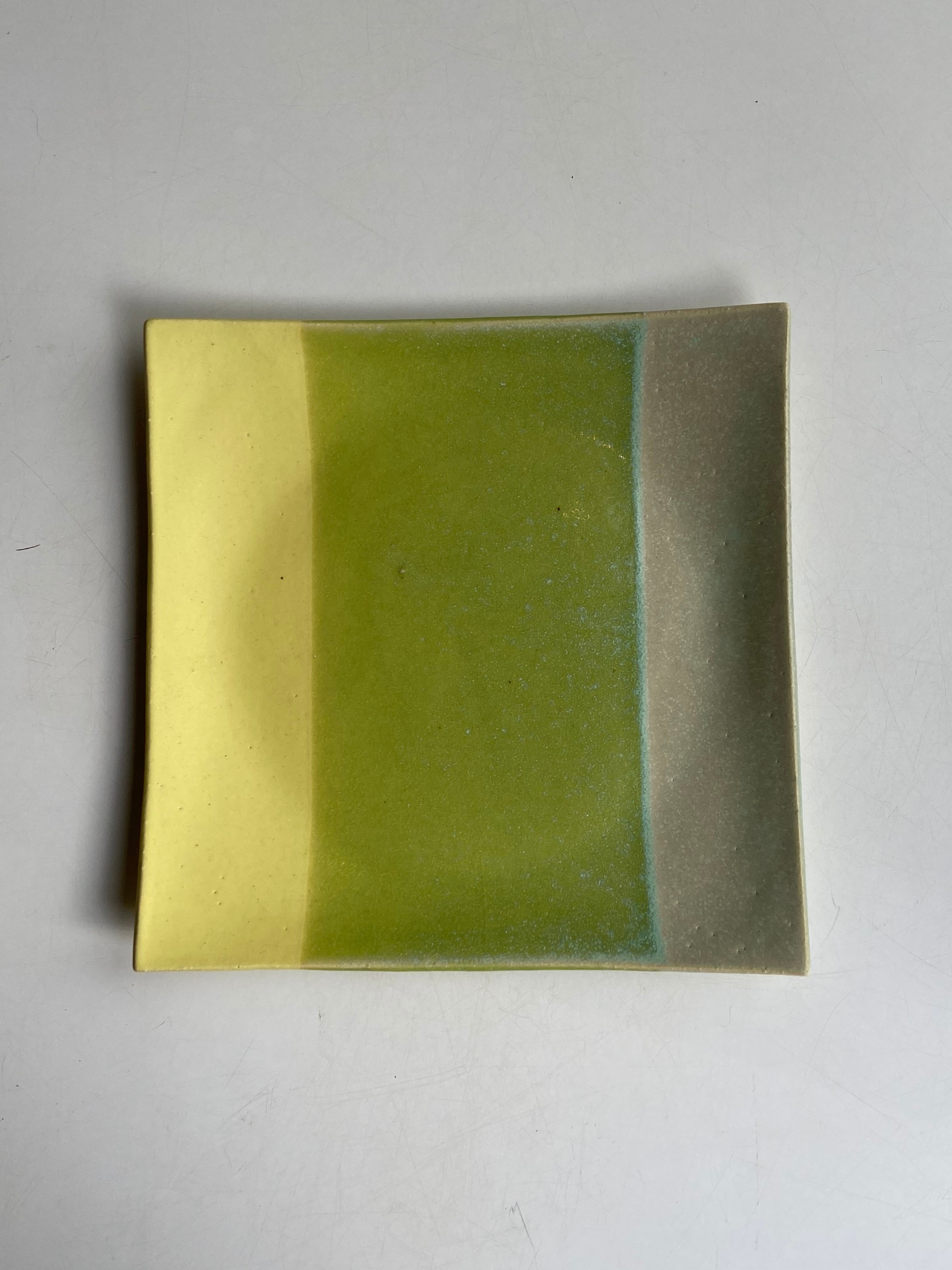 プレート（大）ライム　 / レンジ・食洗機可 / mod-19　和食器 角皿 大皿 おしゃれ モダン 24m 軽い 可愛い 四角 お皿 皿 カラフル 食器 陶器 器 カフェ パーティー ギフト プレゼント 引越し祝い 結婚祝い お祝い 丹波篠山 日本製