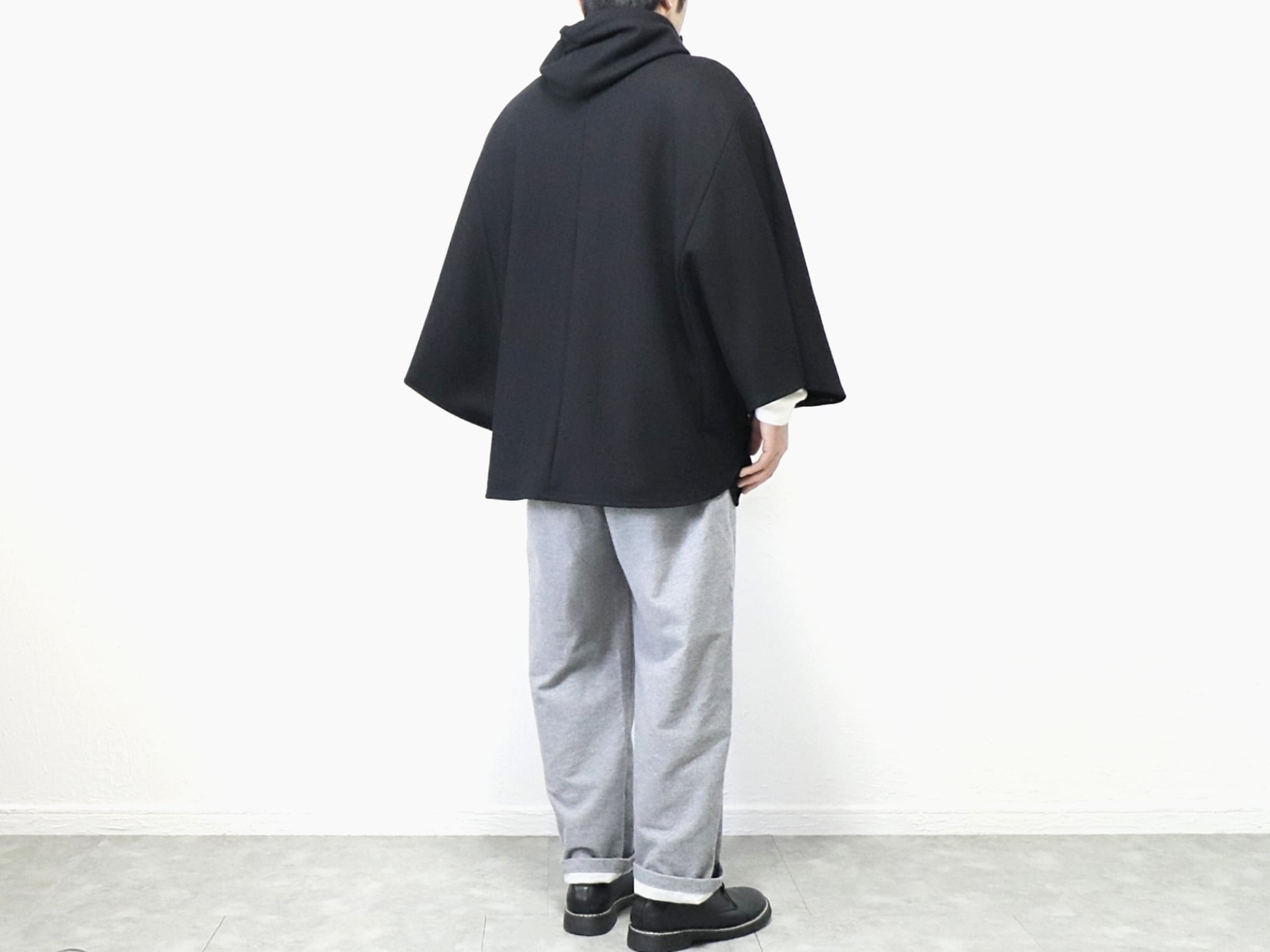 LiSS / WOOL PONCHO - BLACK リス / ウール ポンチョ | Mr. clothing store