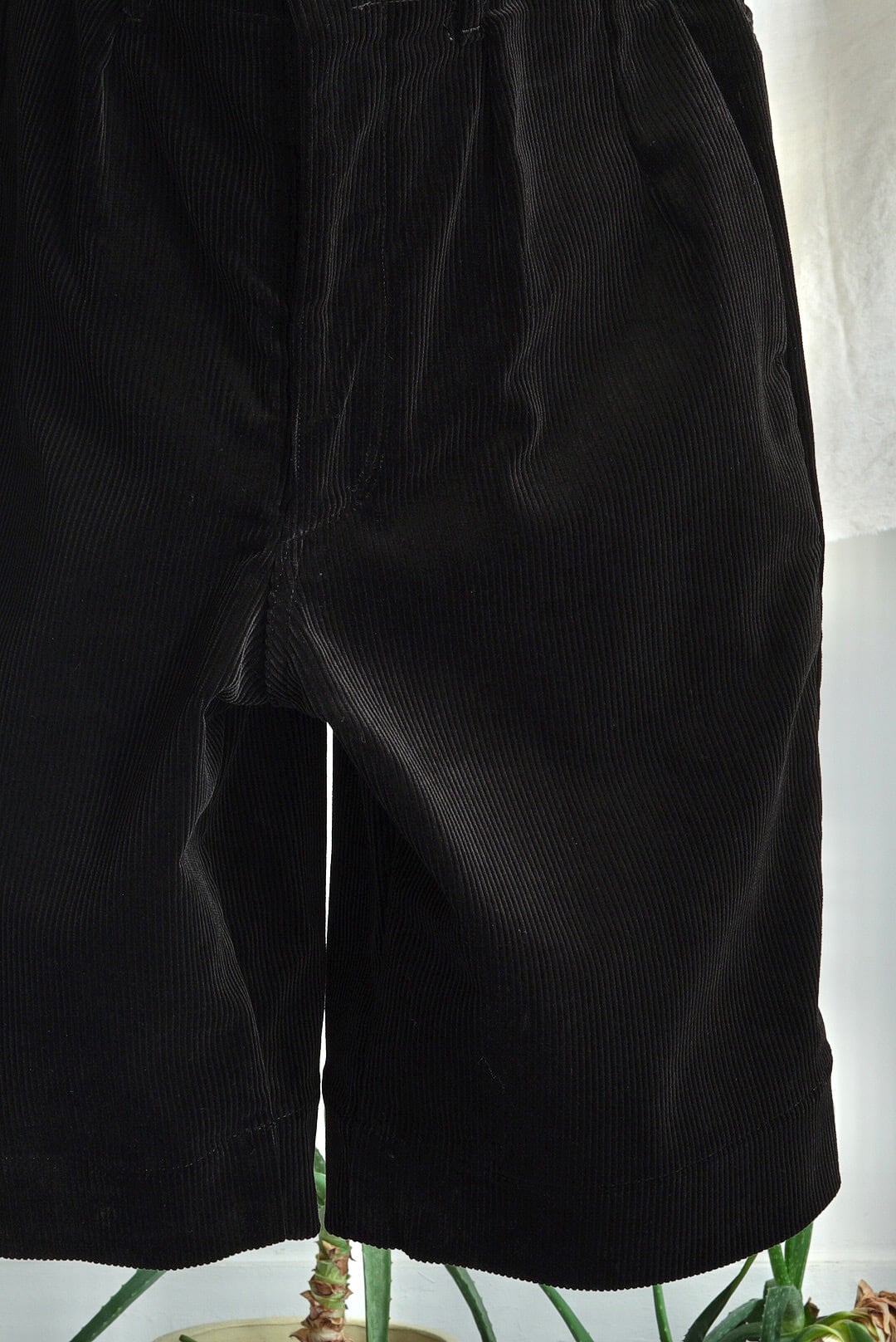 TUKI - 原田服飾研究所 - CORDUROY WIDE SHORTS / EBONY | Brownie
