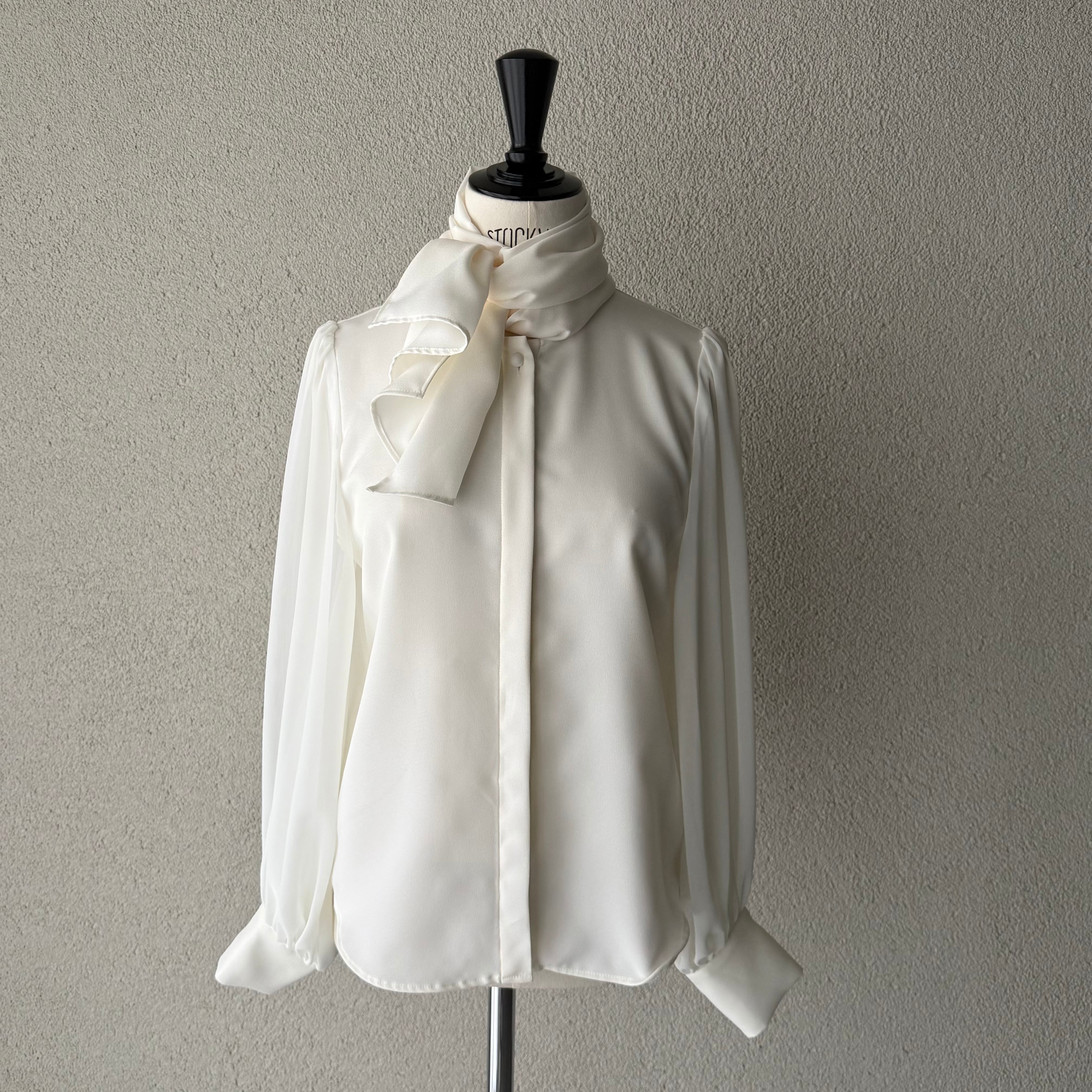 VEVIRED シアースリーブボウタイブラウス 71462 | SYSORUS