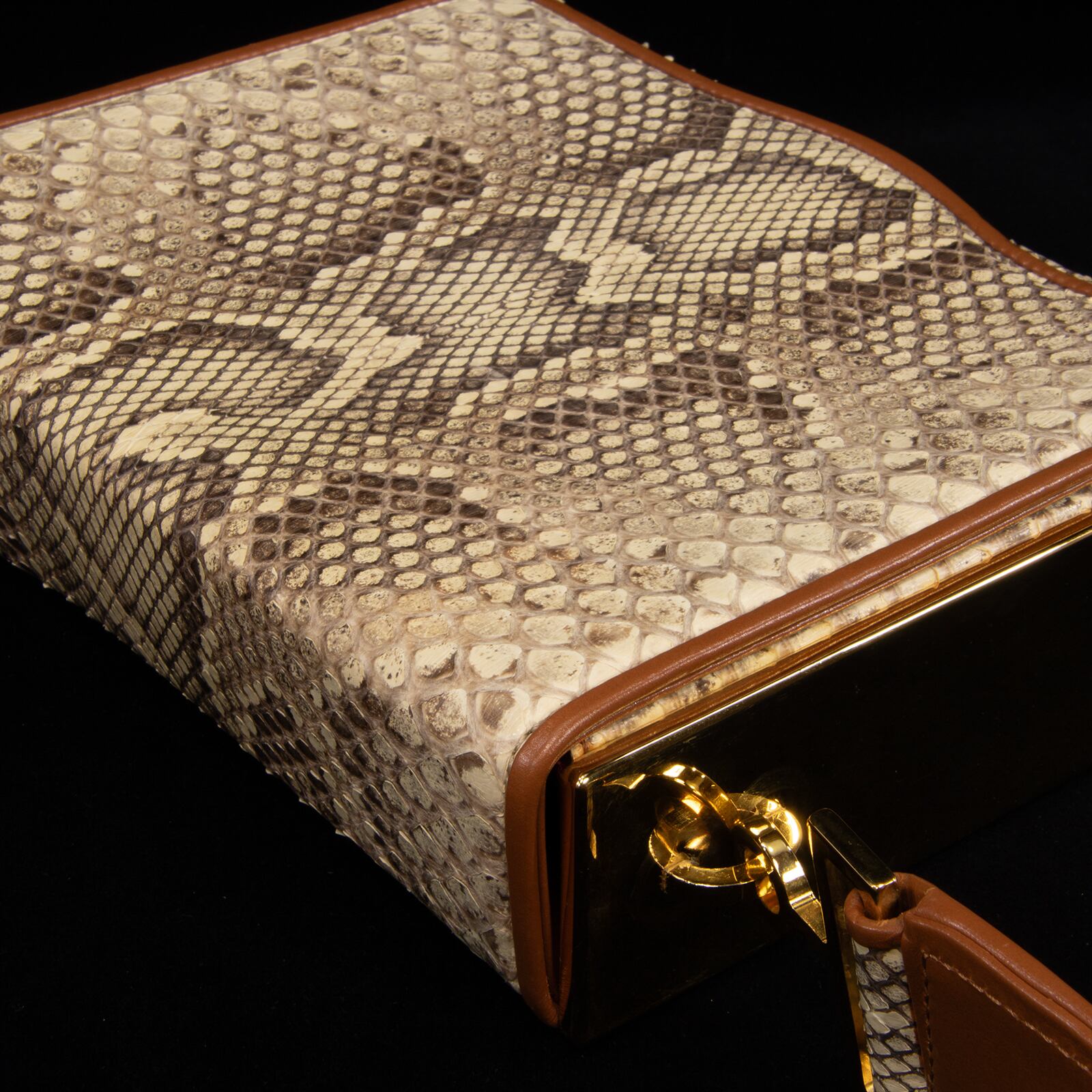 本物 ルブタン ショルダーバッグ クロスボディバッグ パイソン E334