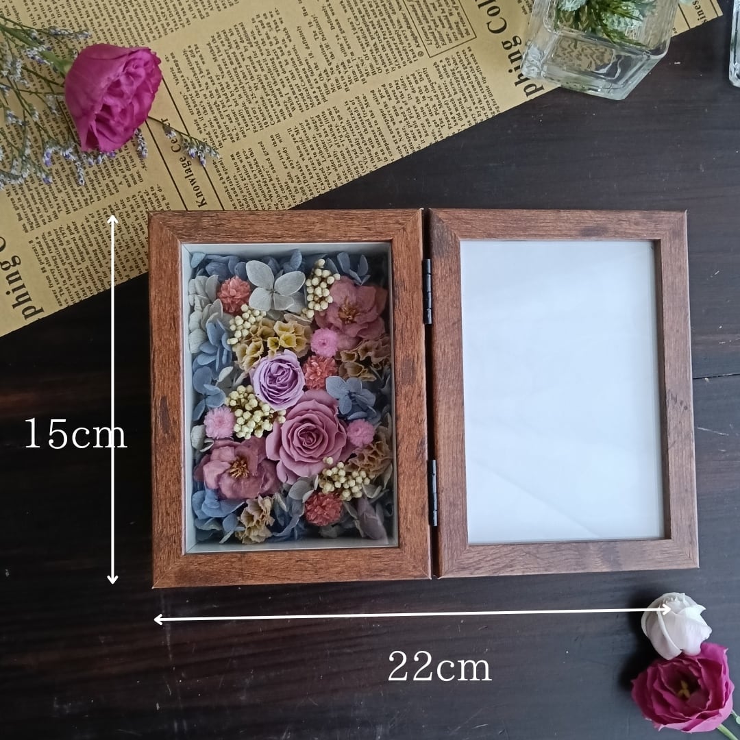 くすみカラーのお花とアンティーク調の木目調フォトフレームアレンジ