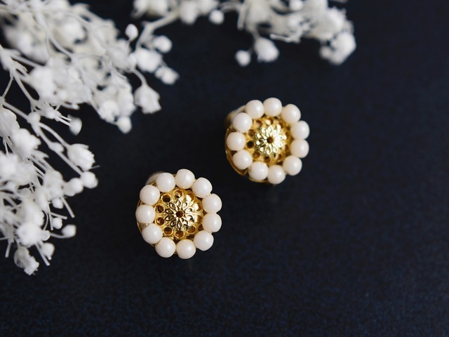 【チタン ピアス／イヤリング】アンティークレトロなお花（小／アイボリー）