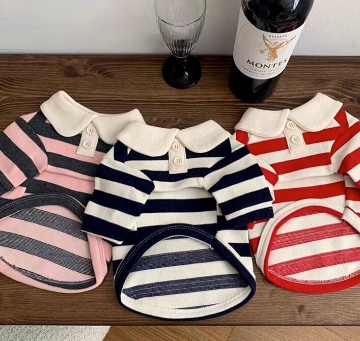 ドッグ 犬 小型犬 室内着 シャツ 襟付き 袖付き ボタン 薄手 シンプル カジュアル 上品 おしゃれ かっこいい レトロ ラフ ボーイッシュ スポーティー クール モダン 主役級 かっちり ヴィンテージ クラシカル カレッジ風 ベーシック アメリカン プレッピー シック ボーダー ストライプ 秋 サマーシーズン 男の子 女の子 成犬 デート お出かけ アウトドア 旅行 公園 休日 カフェ ガーデン 散歩 ウォーキング 室内 おうち お揃い 普段使い XS S M L XL 2XL