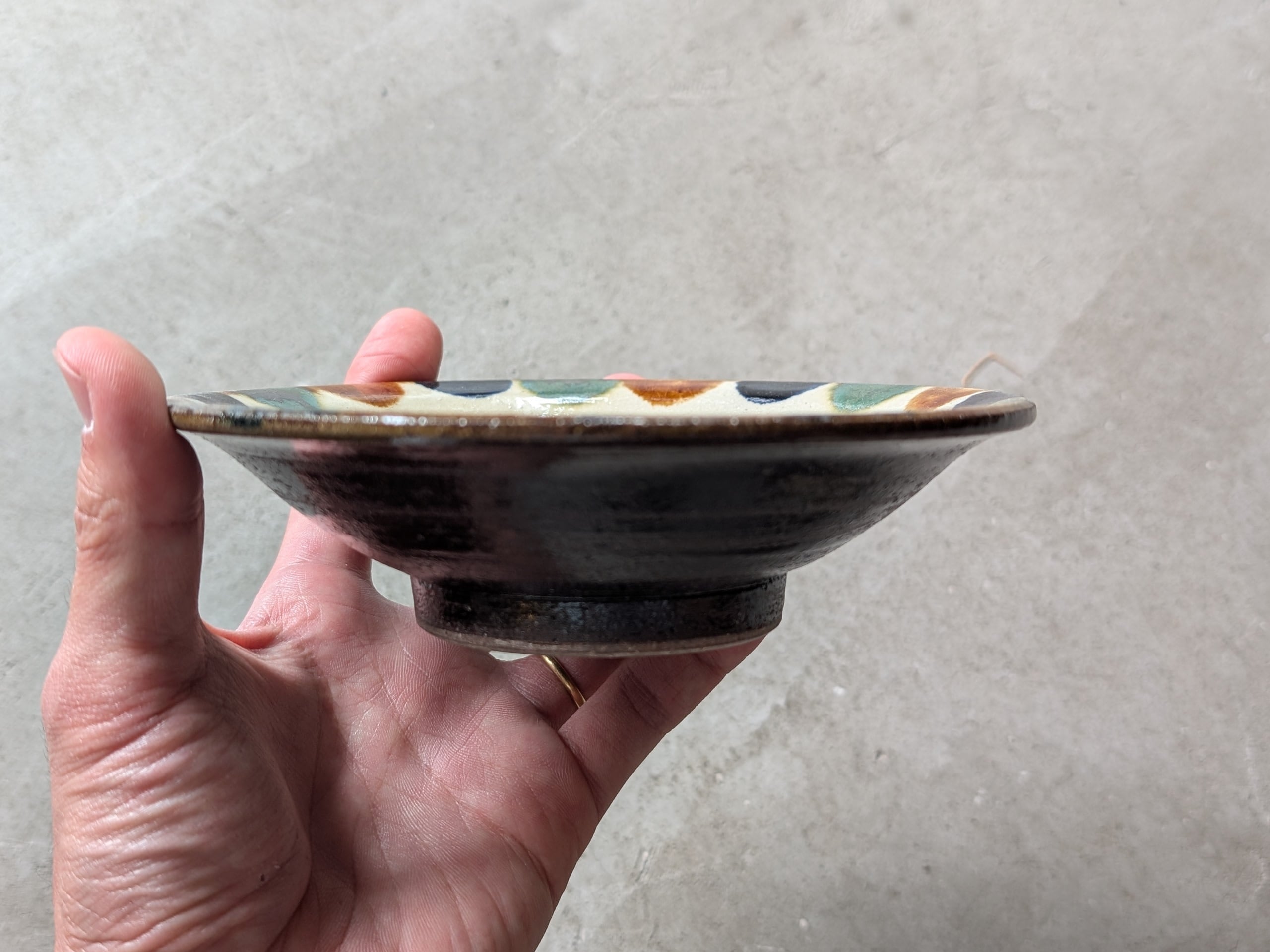 やちむん 5寸皿（フチ点・2色） | 勝窯 | inoya | Basic Life Store