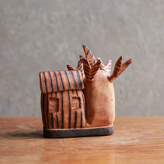 味わい深い、独特な木の下に建つ家