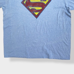 【SUPERMAN】2XL ビッグサイズ Tシャツ スーパーマン キャラt アメコミ DCコミック 映画 ヒーロー ロゴ プリント 半袖 ライトブルー US古着