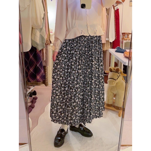 white mini flower pleats skirt