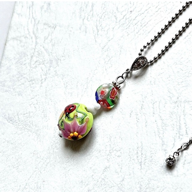 花とてんとう虫のネックレス