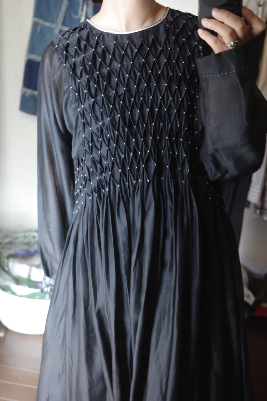 受注】AHMEV Snowdrop Smocking Dress + Slip BLACK | physis (ピュシス)