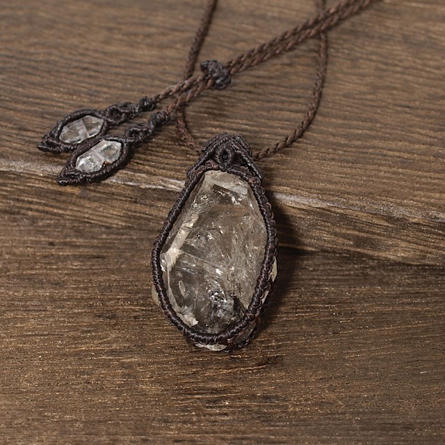 【一点物】水入りハーキマーダイヤモンド原石を包んだマクラメネックレスNo.2