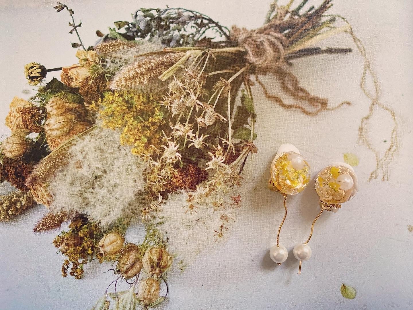 ドライフラワーの水晶とゆらゆらパール