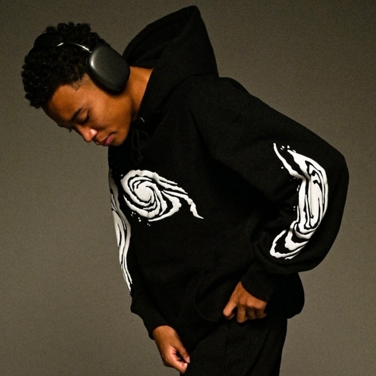 GALAXY HEAVYWEIGHT HOODIE 【Black】