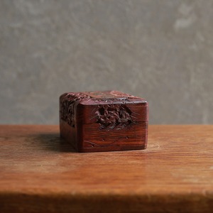 ゴールドのゾウが見守る木箱 2