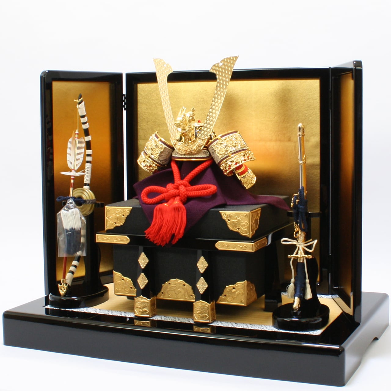 伝統的な兜飾り 楽天市場】兜飾り 8号 純金箔押兜 丸型台飾り 純金小札 正絹縅