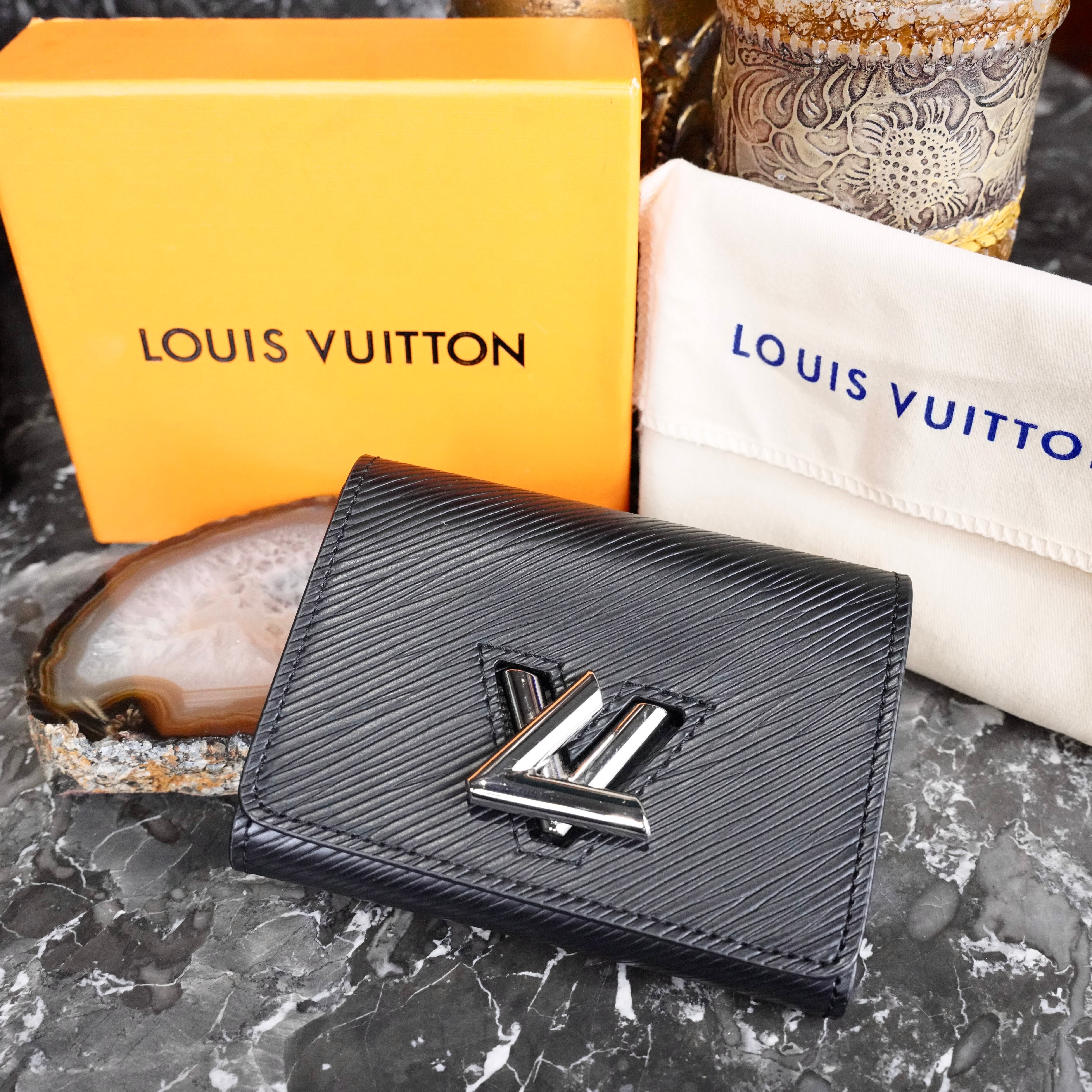 LOUIS VUITTON M64414 MI0270 LOGO TURN LOCK DESIGN LEATHER WALLET