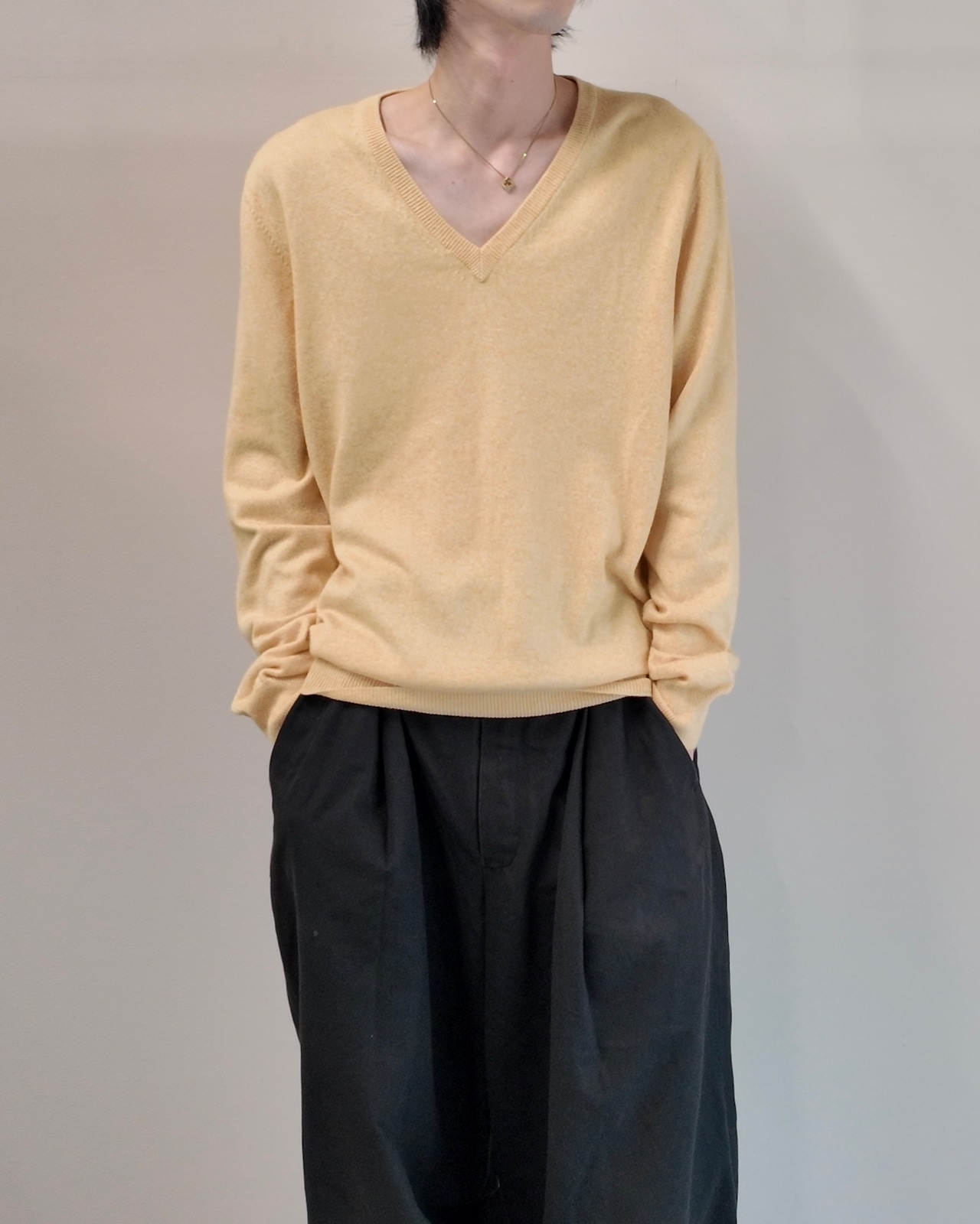 【Salvatore Ferragamo】yellow v-neck knit