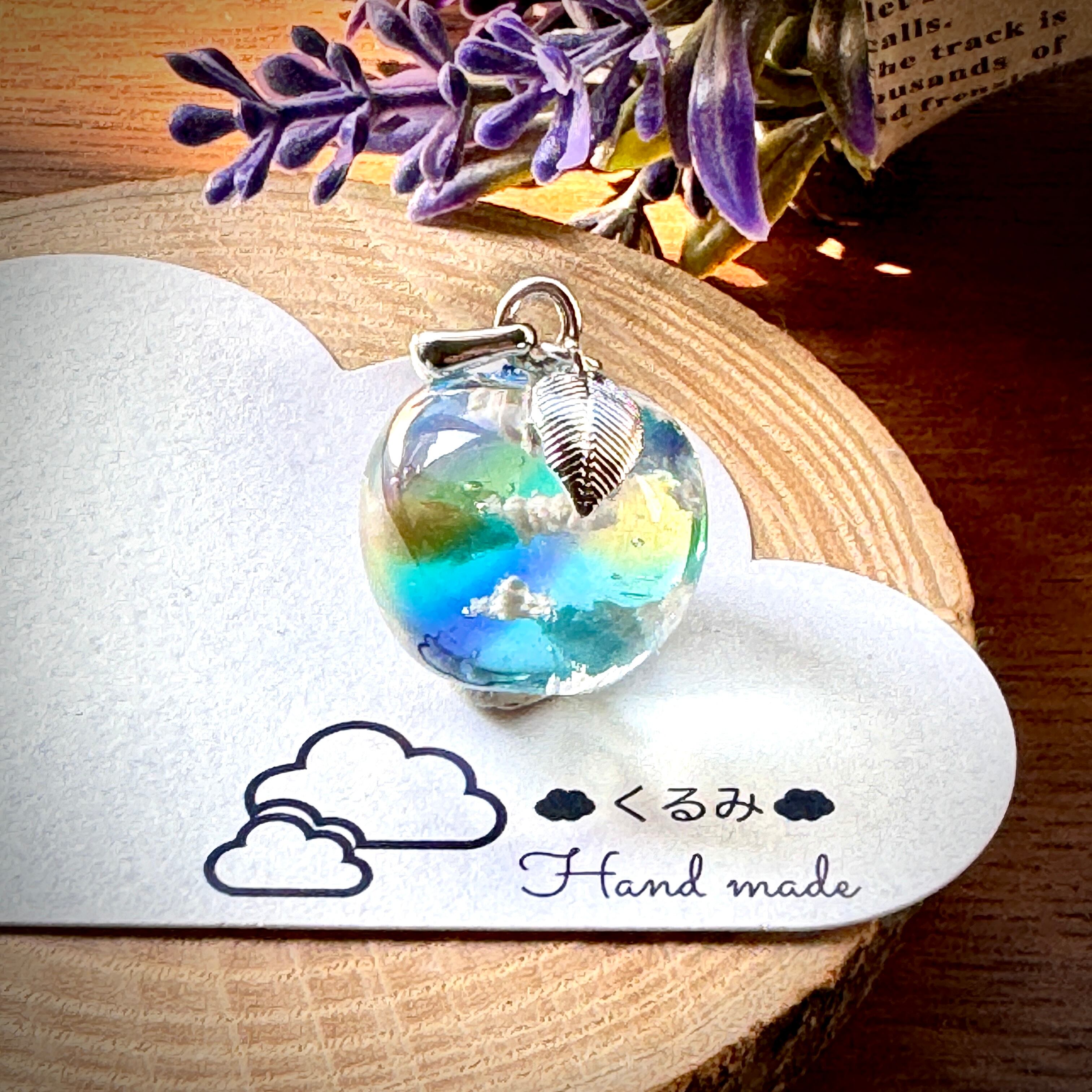 雲&空ペンダント りんご型 青空にかかる虹 B