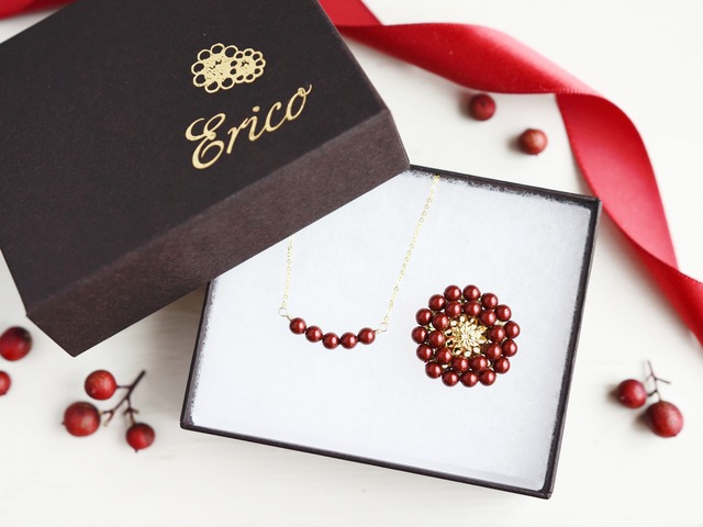 ギフトセット【14kgf ネックレスとブローチ】ボルドー・赤い花／還暦祝いにも