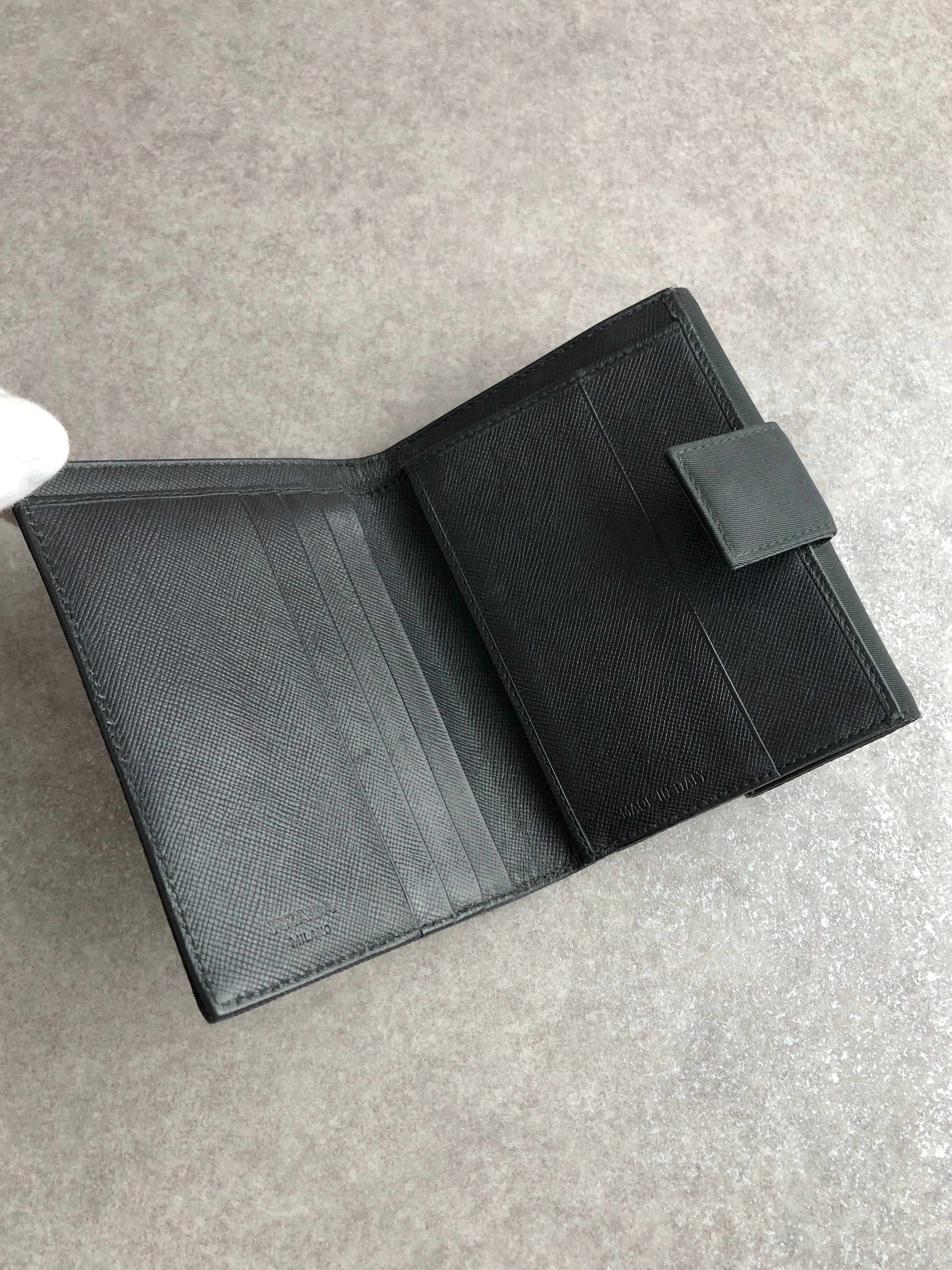 プラダ　二つ折り財布　ブラック　トライアングル　ナイロン　レザー　箱あり PRADA プラダ 財布 ブラック トライアングルロゴ ナイロン 2つ折り 小物