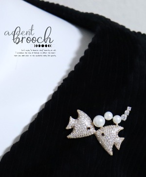 パールとお魚ブローチ/差し色/北欧/煌めくブローチ/かわいいブローチ/金/ゴールド/おさかな/熱帯魚/アクセント/ビジュー/いきものブローチ/動物ブローチ/パール/上品/フォーマル/pb719