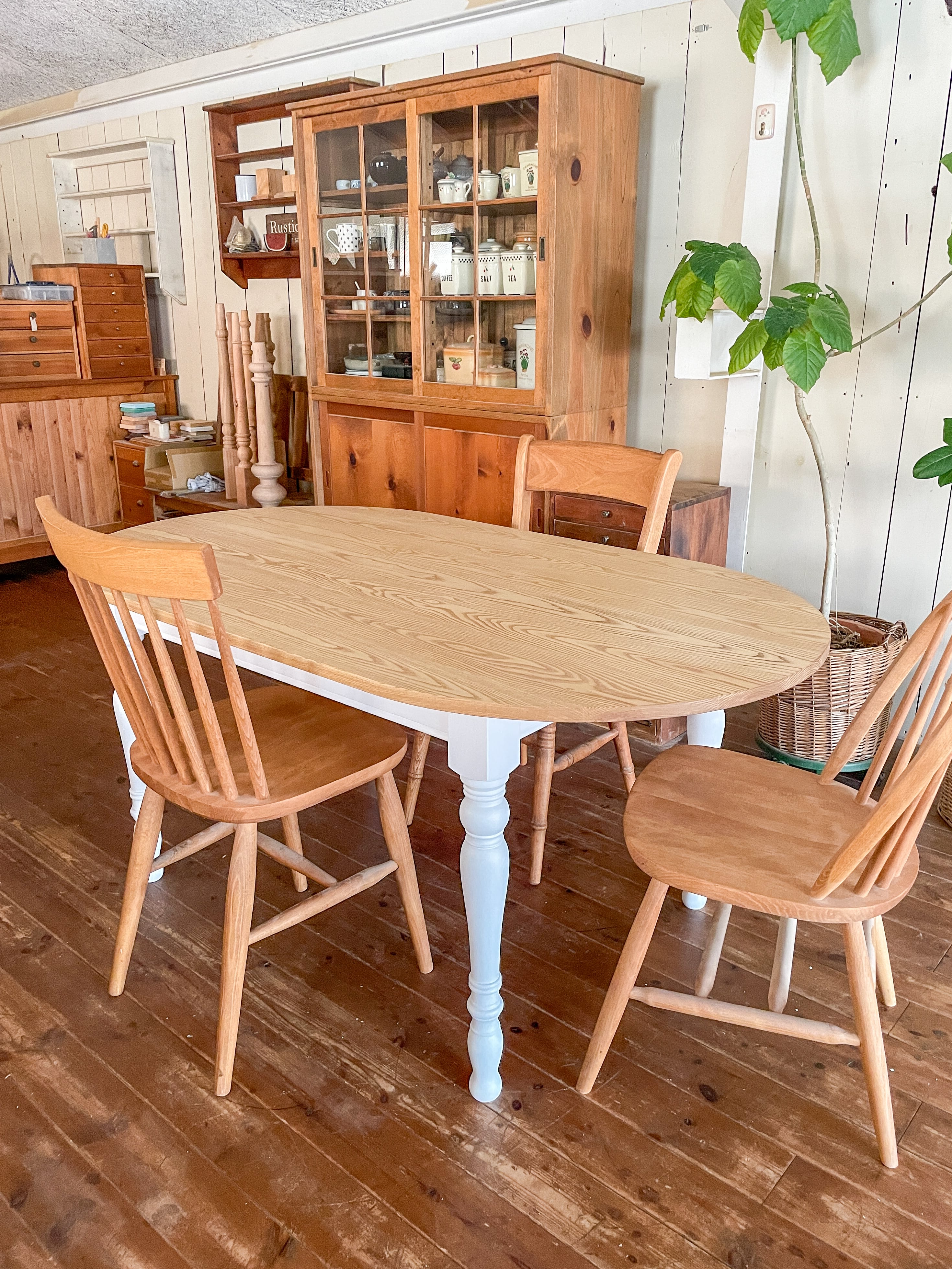 オーバルダイニングテーブル “スレンダー”（楕円形天板ろくろ足