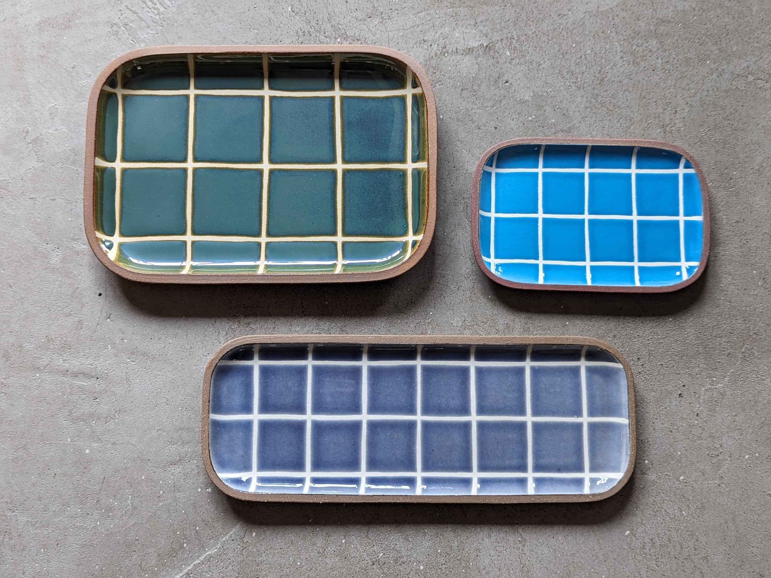 やちむん 角皿・小 ／ タイル（藍色） | 一翠窯 | inoya | Basic Life