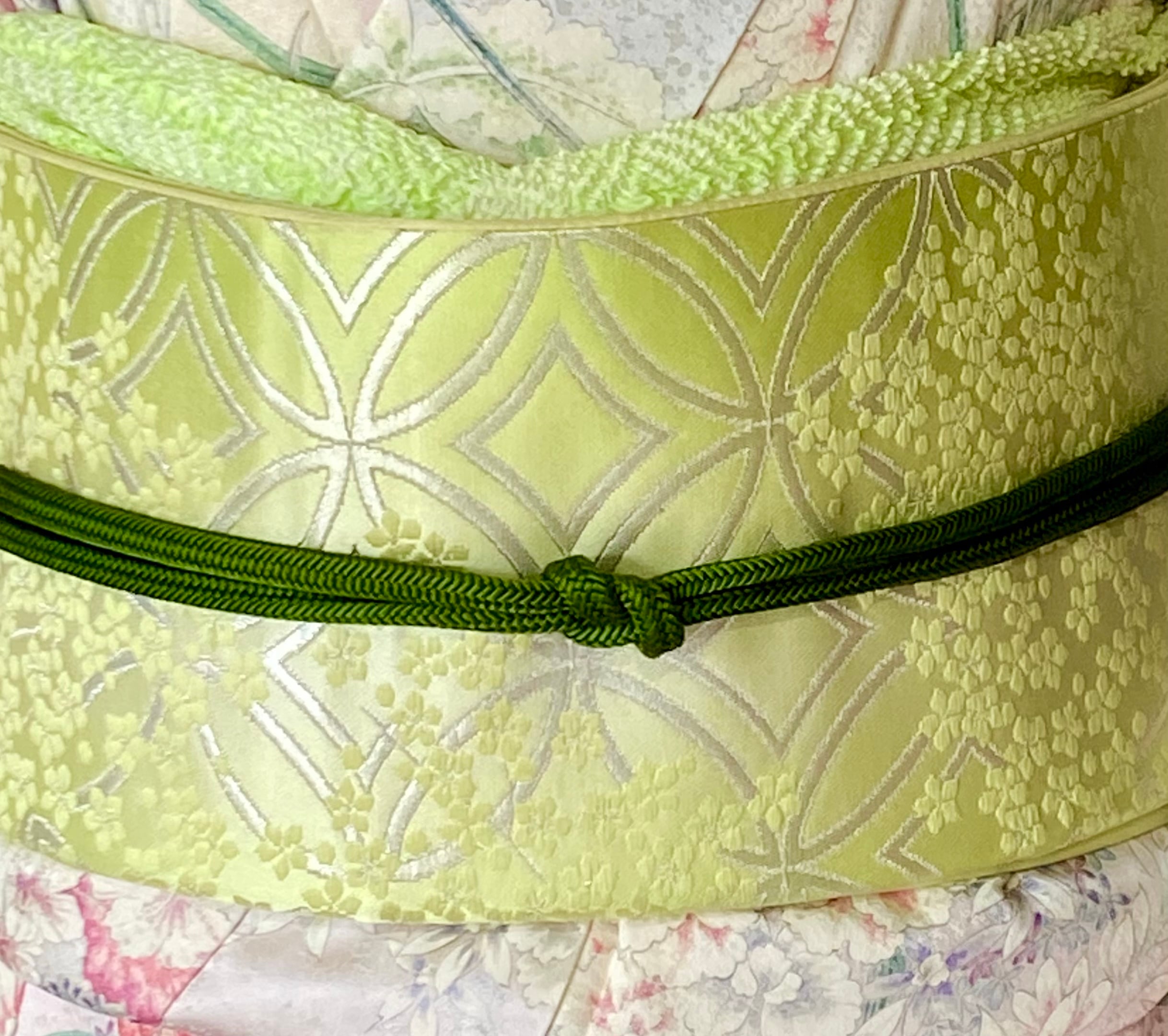 黄緑の袋帯〉SALE 黄緑の帯 花模様 織り出し 暈し 華やか 上品