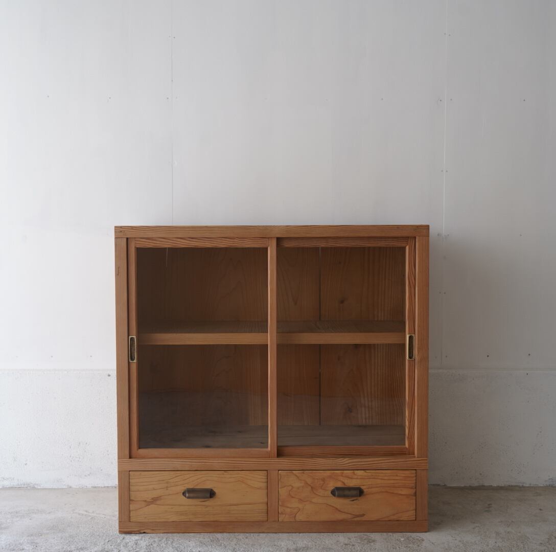 ガラス引き戸のキャビネット