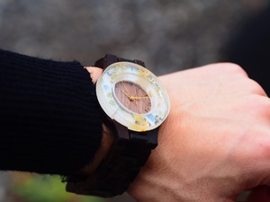 押花と和紙の千代紙をフレームにした銘木黒檀の腕時計