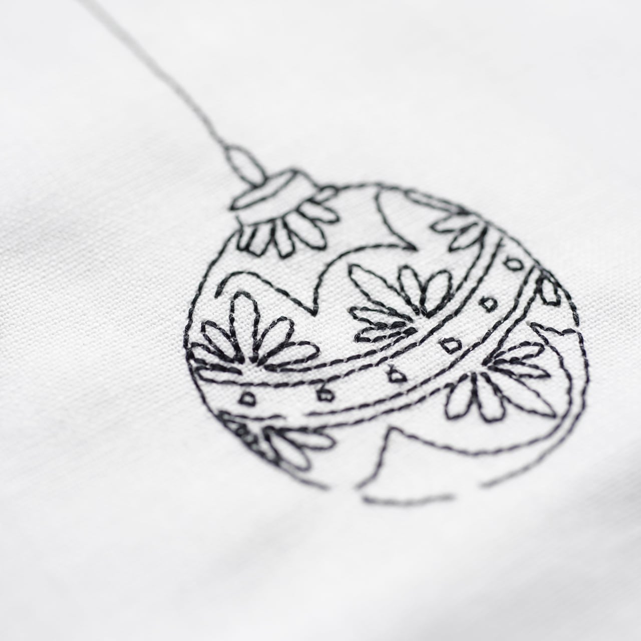こんなデザイン憧れちゃう「クリスマスオーナメントの刺繍キット