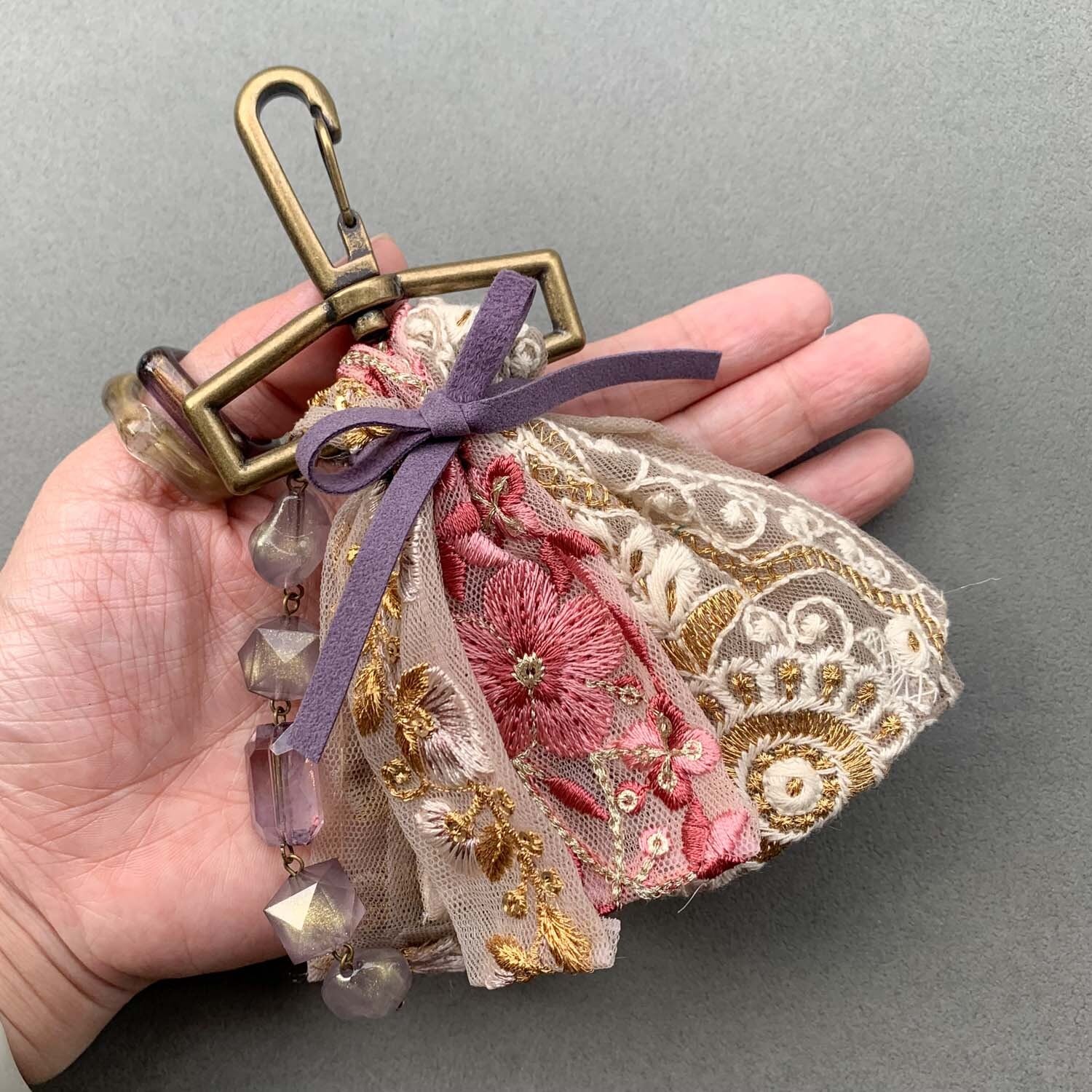 ブーケ風刺繍リボンとビーズのバッグチャーム | Dua-アクセサリー