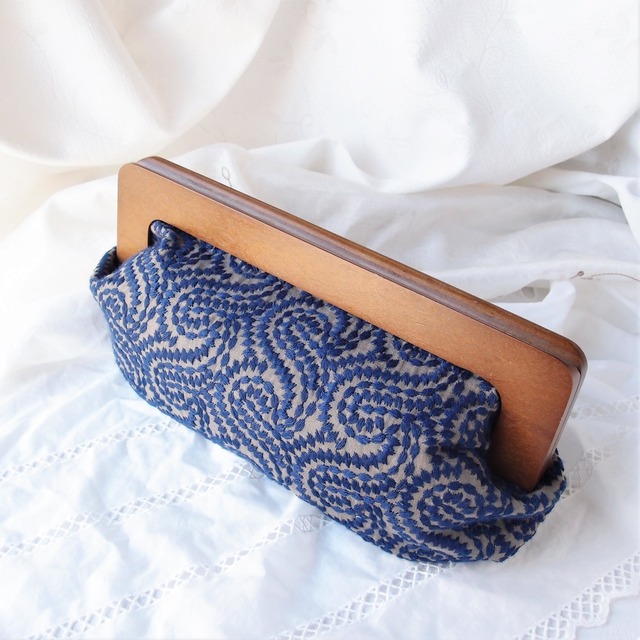 クラッチバッグ　うずまきネックレス