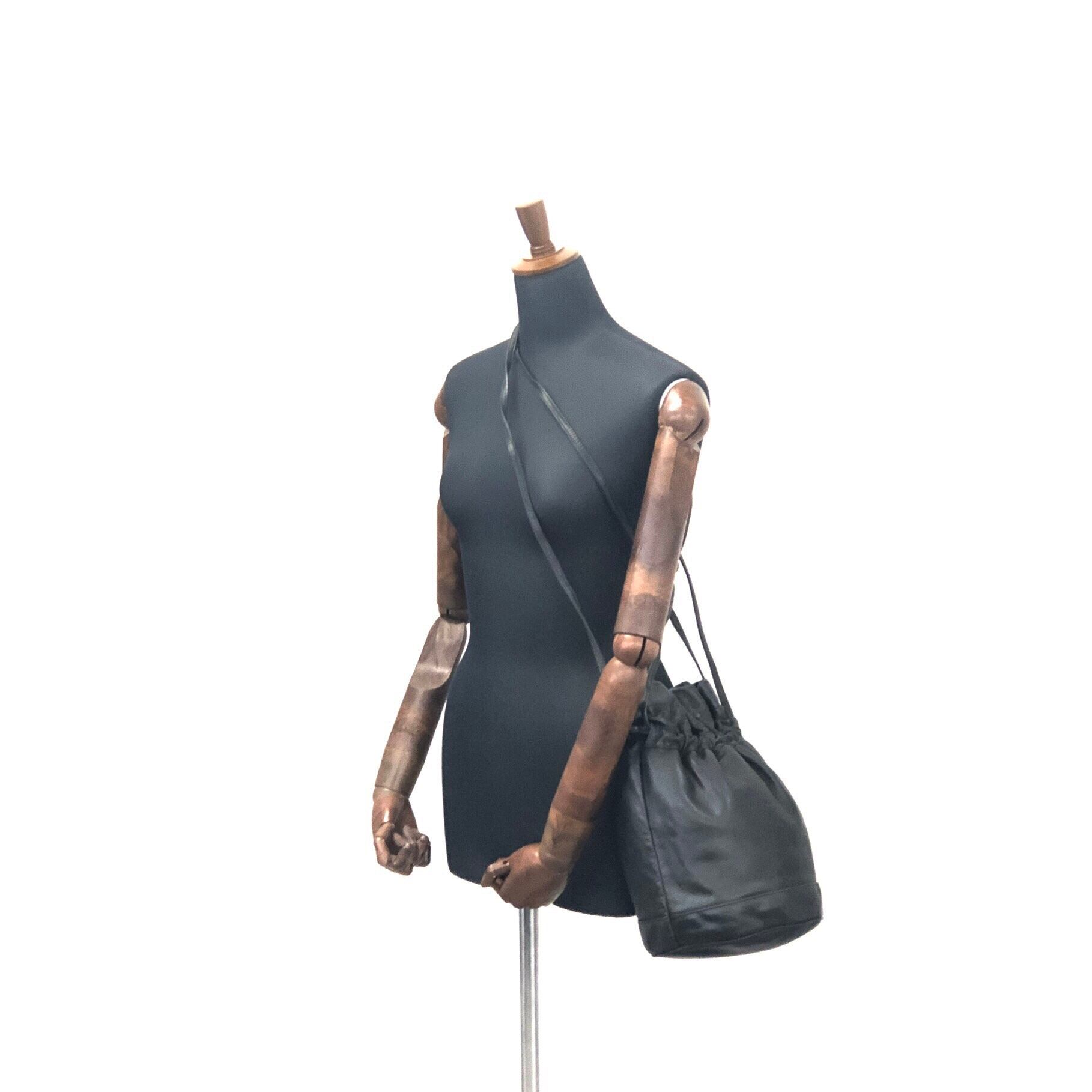 CELINE セリーヌ 巾着 ショルダーバッグ トリオンフ 型押し ブラック 黒 CELINE セリーヌ ブラゾン型押し トリオンフ レザー 巾着 ショルダー