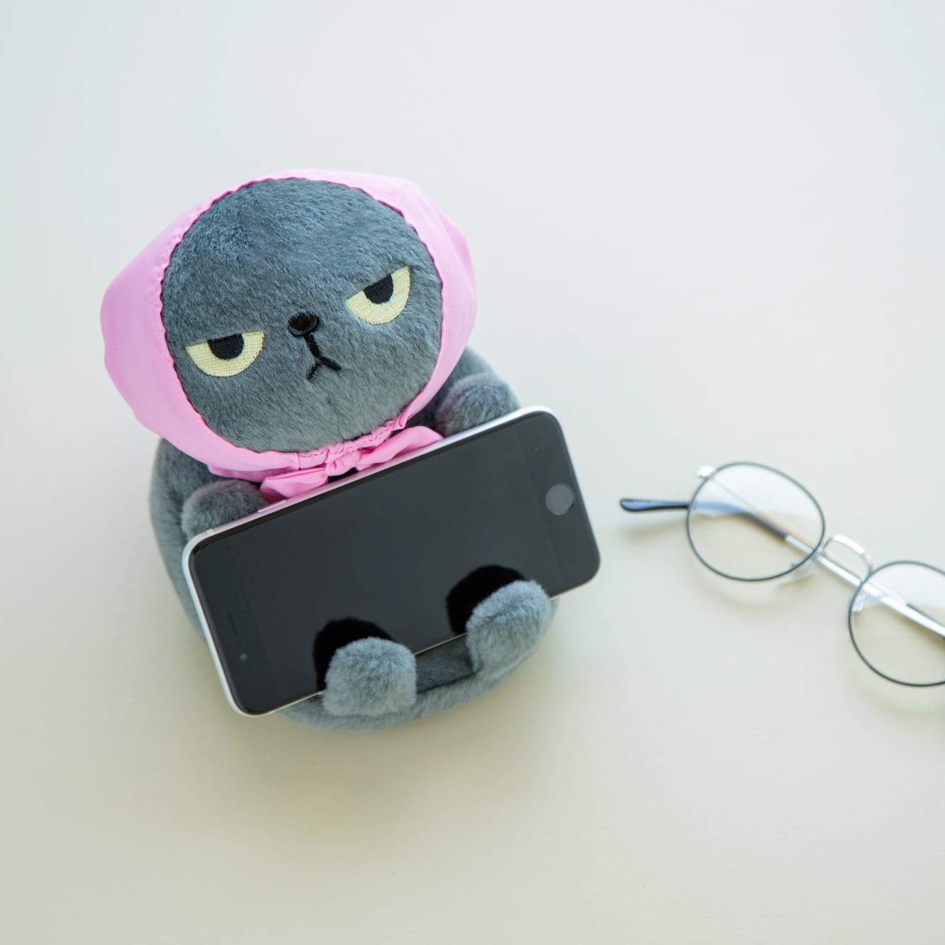 スマホスタンド かわいい 猫 ぬいぐるみ ねこ 可愛い おしゃれ キャラクター アングリーマチコ スマホ 立てる スマホ置き スマホホルダー スマホ立て 横置き 縦置き 携帯置き 動物 ギフト プレゼント 7077AGM031 Bq064